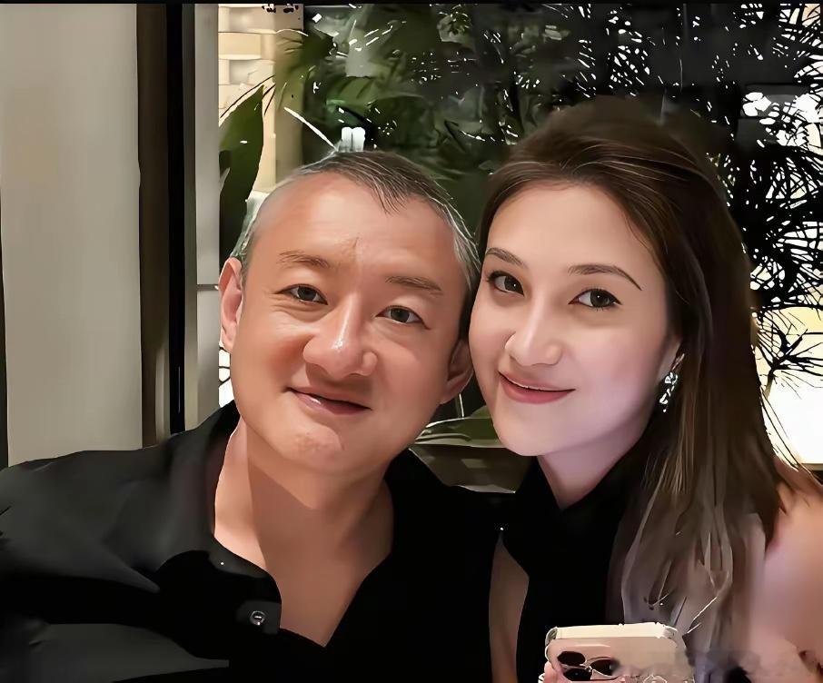 汪雨与小娇妻崔璨的一张留影，当年名噪上海滩，和不少女明星有过故事。