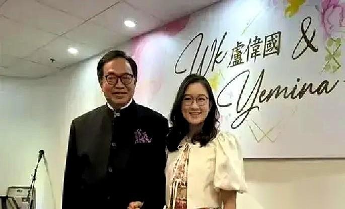 香港政商大佬卢伟国再婚，全场焦点不是新娘多年轻，而是新娘她爸。新郎和新娘的爹，