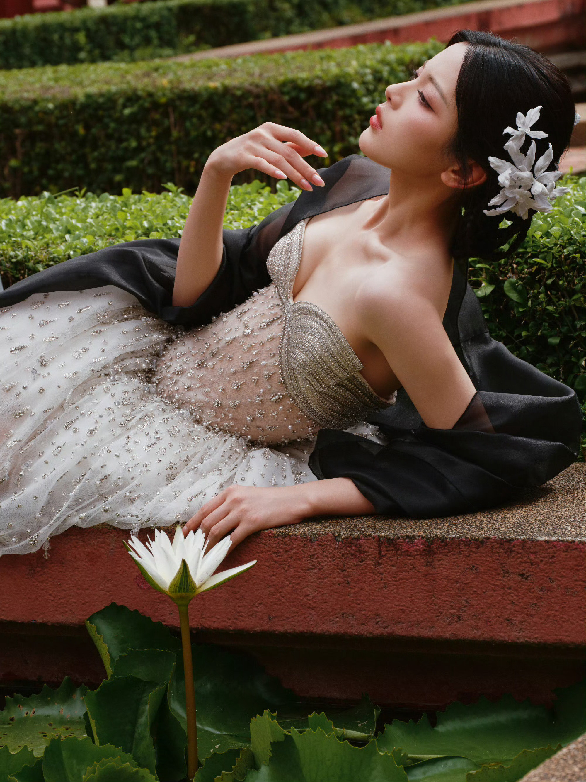 杨超越亚洲电影节红毯请全方位感受此女的美貌…杨超越镶钻抹胸薄纱裙清冷又迷人，完全
