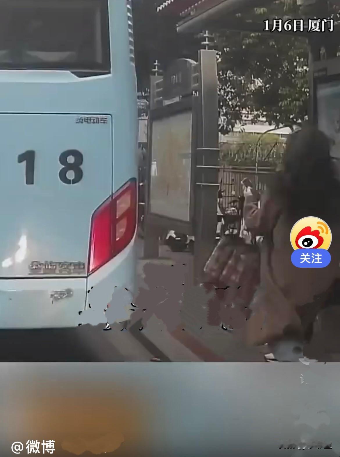 近日，福建厦门一女子要乘坐652路公交车赶往岛内面试，但是就差一点还是没坐上65