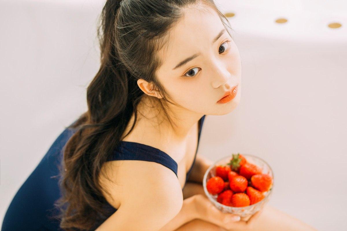 少女与草莓的甜蜜时光🍓✨少女草莓甜蜜草莓姑娘自拍