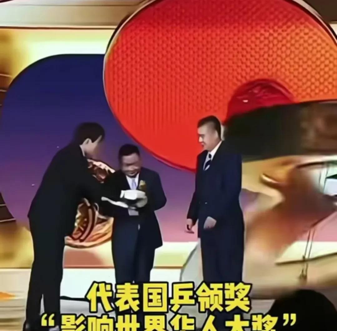 李隼代表国乒站在了领奖台上，被主持人一个奇怪的问题问懵了……国乒被当选为“第1