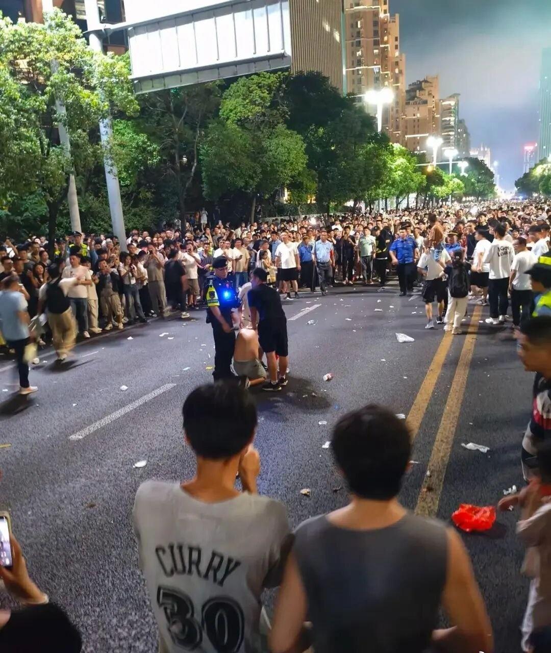知道不该笑真有点好笑我知道不该笑，但这件事，真的有点好笑。10月1日晚，南