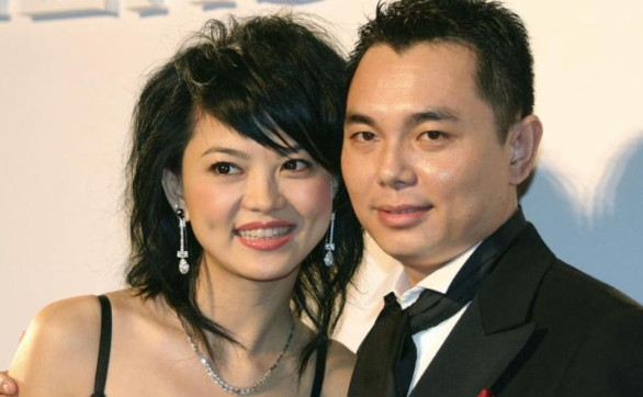 当年，李厚霖费尽心思收集了50颗彩色钻石，向秦海璐求婚。被钻石闪花眼的秦海璐感动