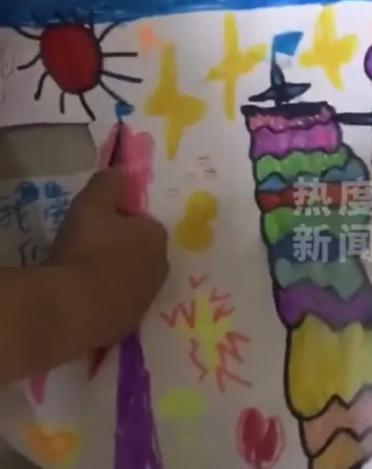 “人善被狗欺？”5月16日，四川乐川，一小狗在瘸着腿在路中央爬，一男子看到后，十