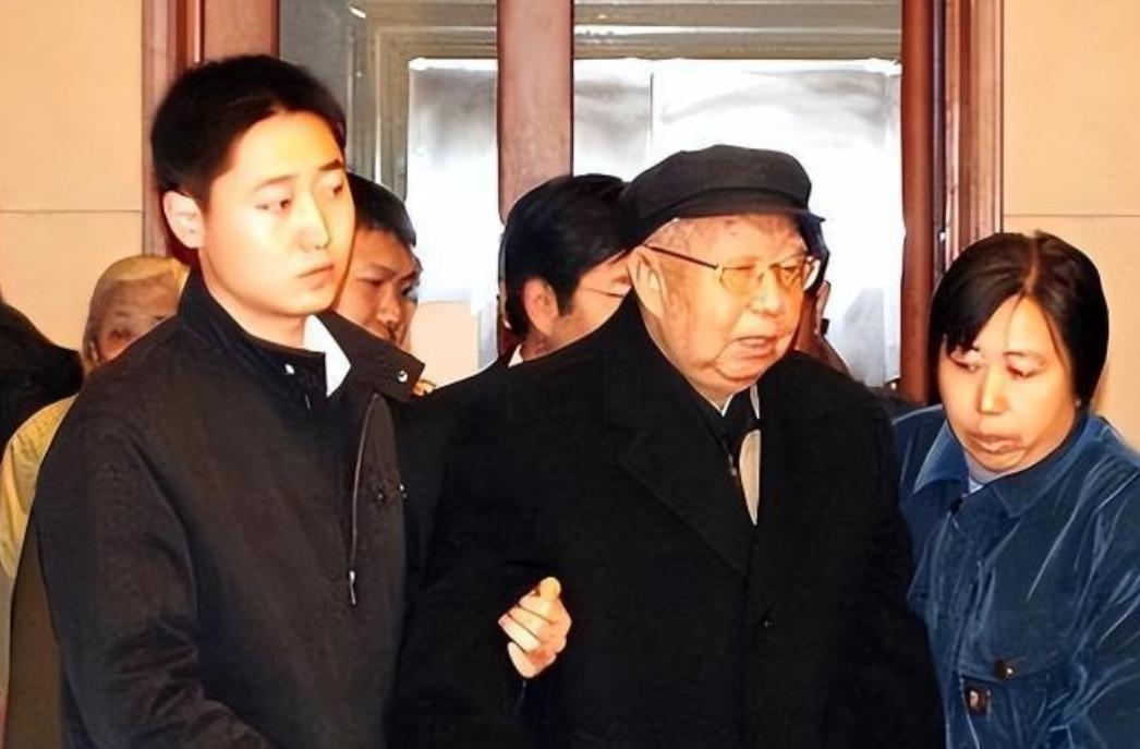 2007年，华国锋最后一次去毛主席纪念堂，临走时高喊一句话，在场的人听了无不感动