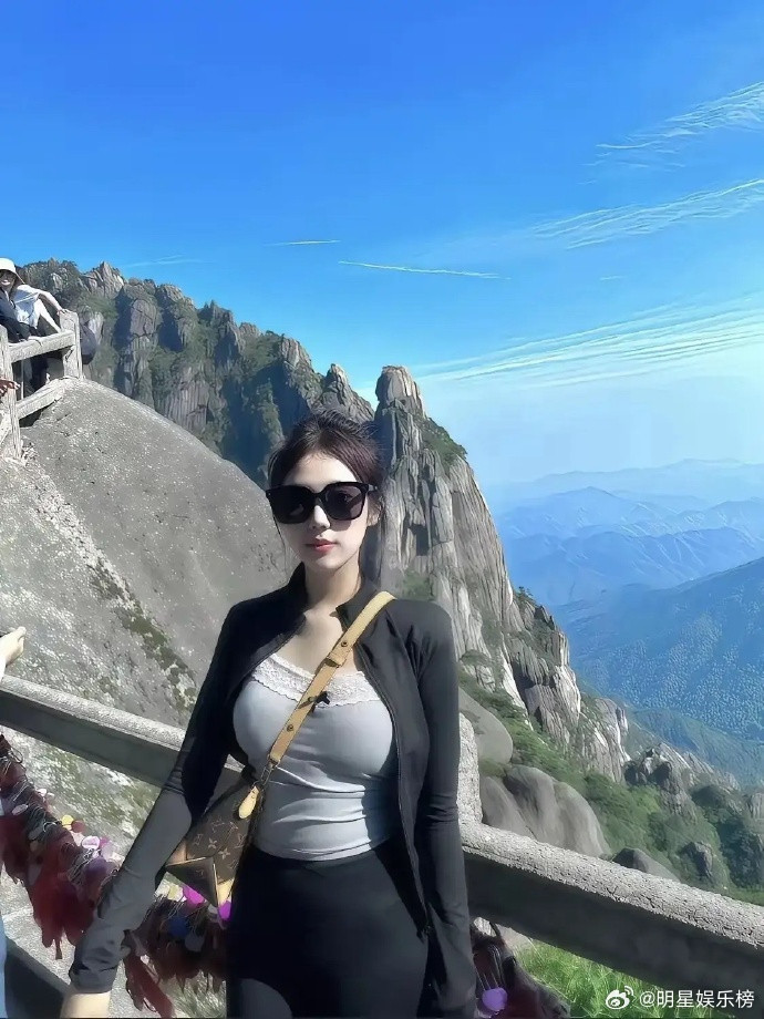网友问这颜值身材能进娱乐圈吗？​​​