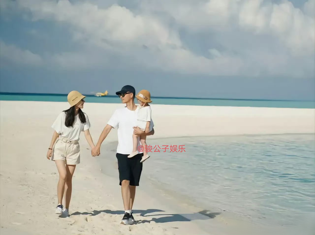 孙骁骁首晒一家三口家庭合照，照片里，女儿模样乖巧可爱。她和任重的感情是真的好，前段时间，还宣布怀上了
