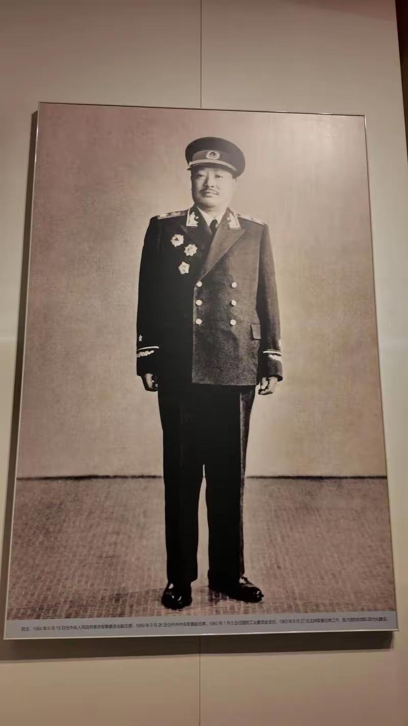 1953年，贺龙元帅以第三届赴朝慰问团总团长的身份，带着5448人的队伍在朝鲜待