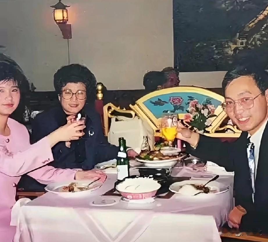 90年代中期，越剧名家王文娟远赴德国，探望女儿孙庆原与女婿朱解鸣。在异国餐厅的