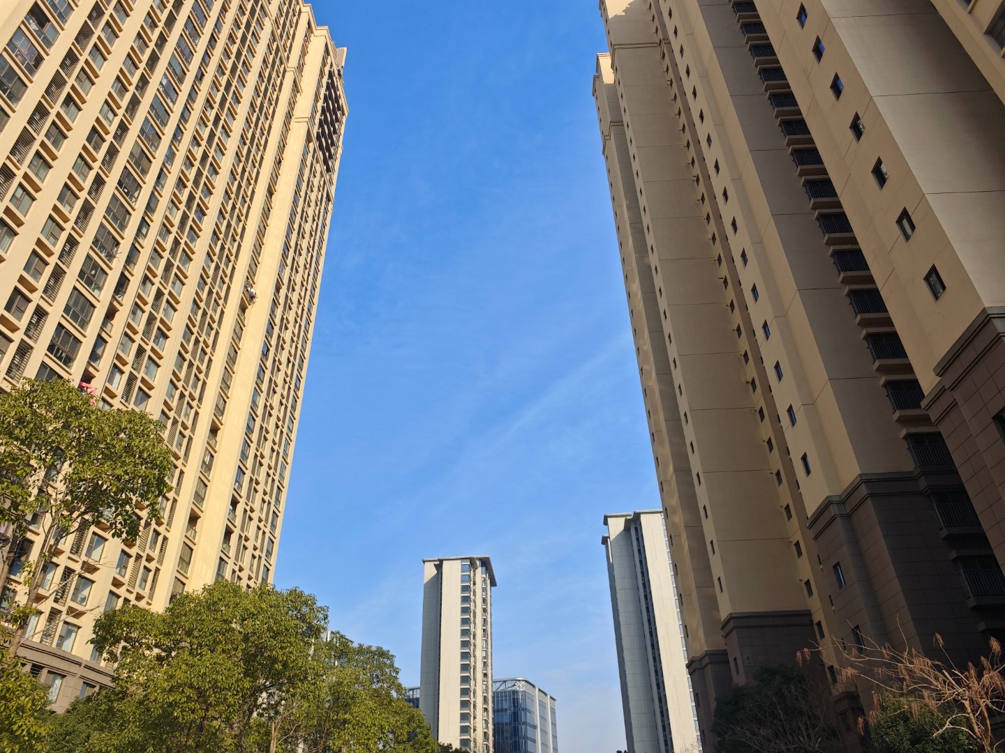 阳光明媚，一人食。上海小镇上这一顿饭就要50多。在我们河南老家顶多30元。我的日