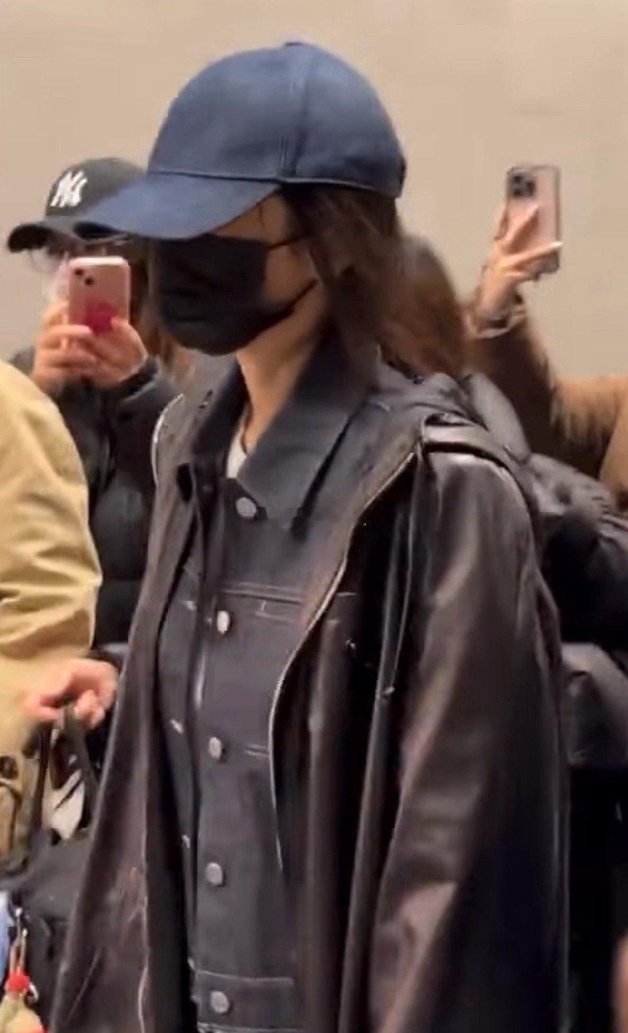 杨幂飞米兰看秀｜品牌代言人杨幂身着Prada2026春夏系列深色牛仔套装，搭