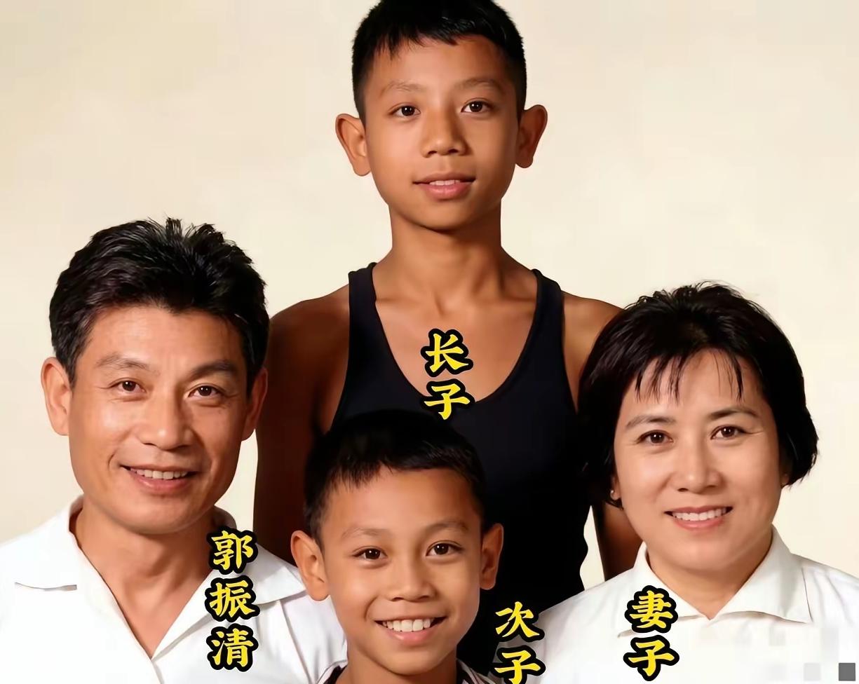 珍贵老照片出镜的正是《平原游击队》李向阳扮演者郭振清一家四口！荧幕上智勇双全的