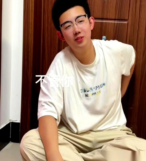 安徽一个刚考完最后一科英语的高三男孩，前脚刚踏进家门，后脚就把妈妈死死拽进卧室，