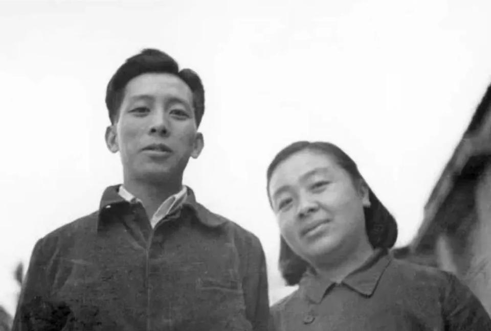 1937年，33岁女作家丁玲爱上20岁的下属陈明。陈明嫌她太老，情急之下娶了一个