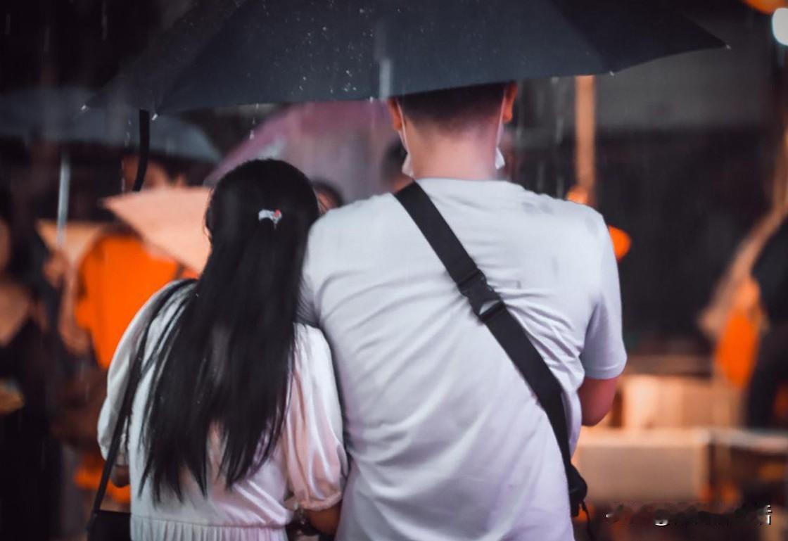 男子离婚半年后，一天夜里，突然思念前妻，发了句“睡了吗”？没有想到，前妻立马回复