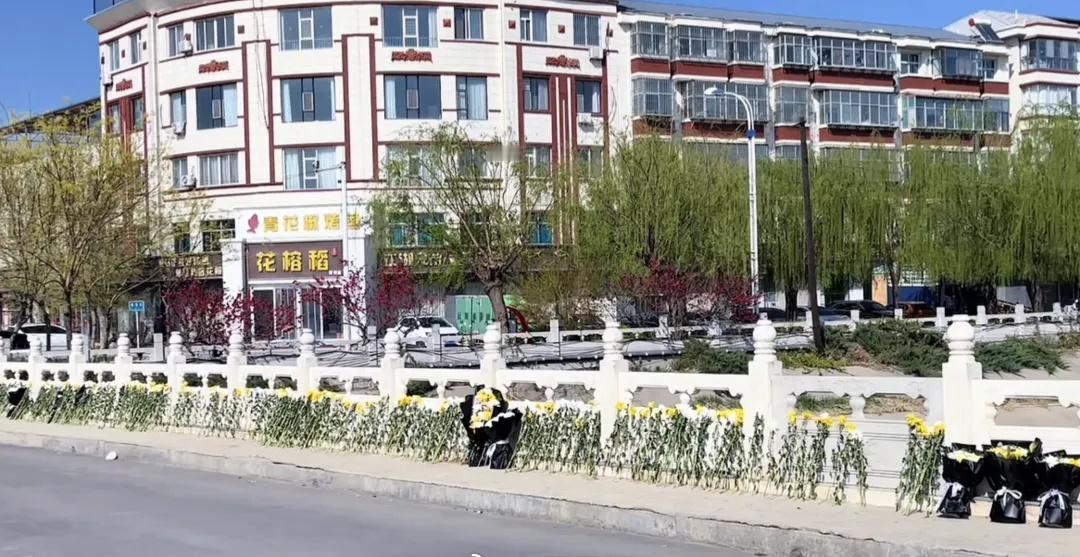 【2群众1辅警为救落水女子全部遇难，事发地被市民摆满鲜花，多方回应三男子救落水女