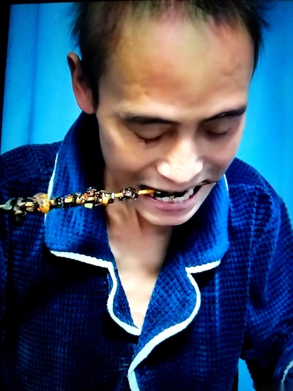 当一个好几天水米未进的人，突然坐起来，眼睛里有了点光，跟你说：“我想吃烤羊肉串