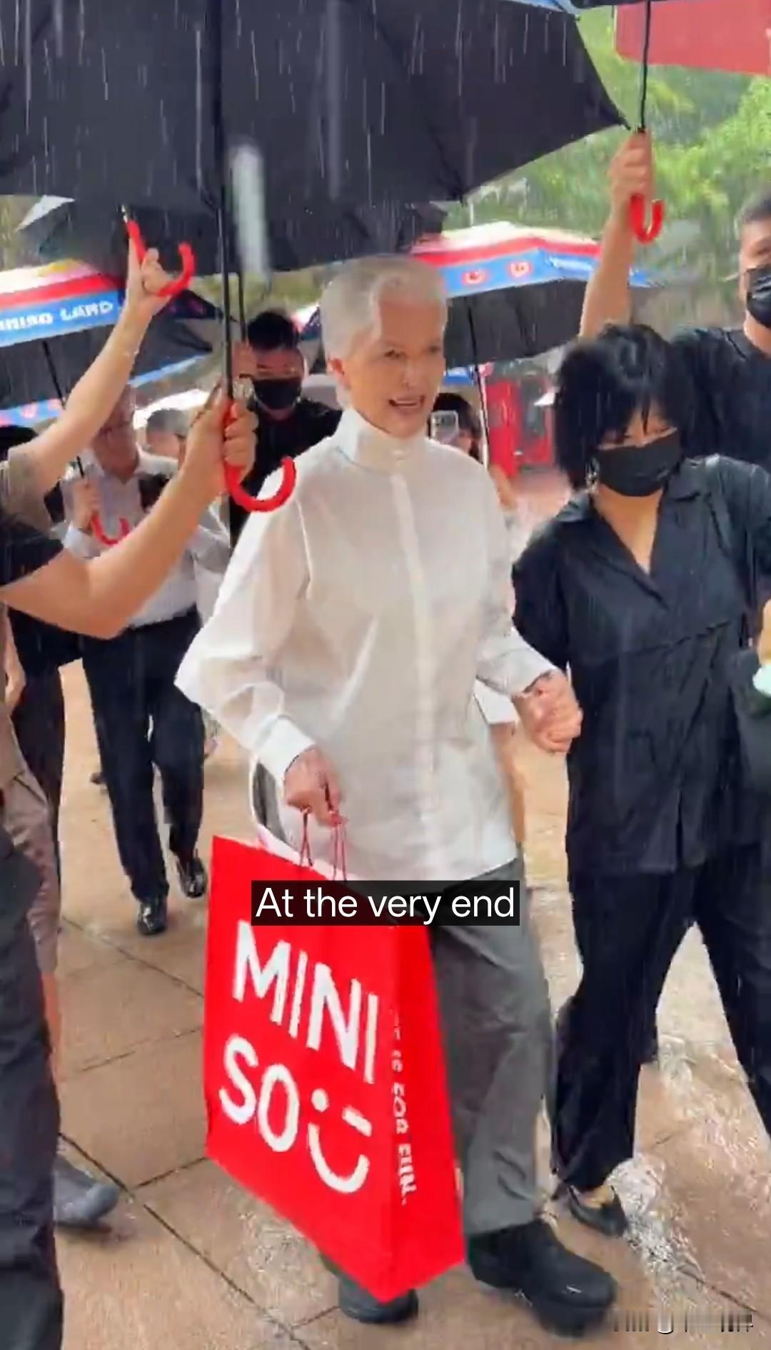上次马斯克妈妈和马斯克在社交平台X上，强烈推荐世界各国民众来中国看一看，来中国旅