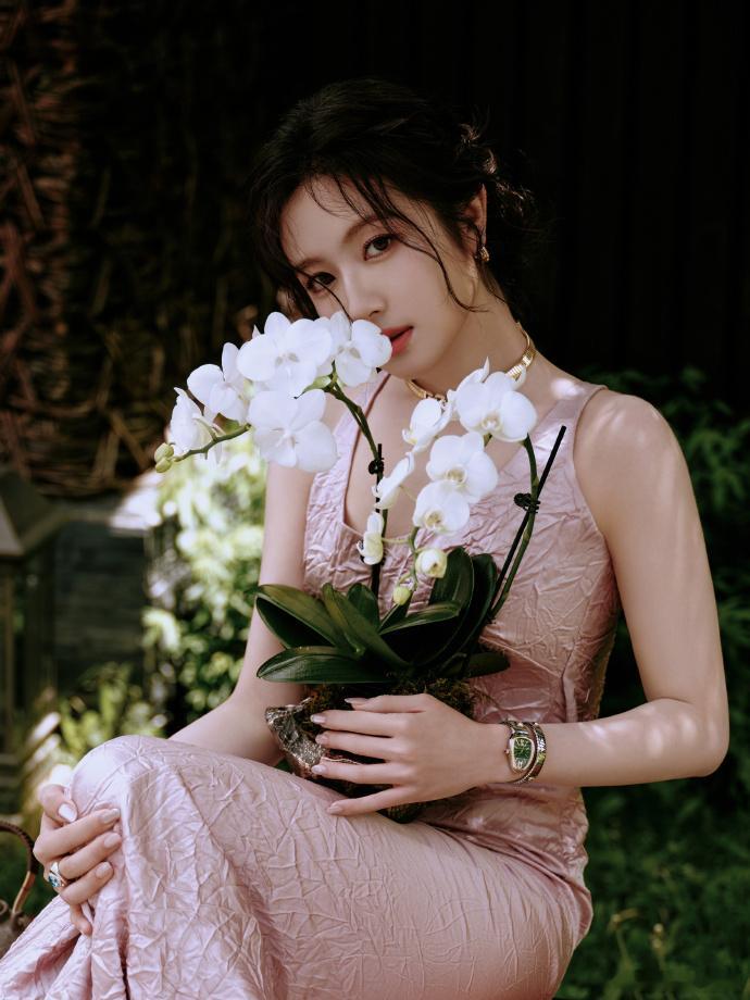 李兰迪美得好大气蓬松的公主卷发搭配了抹胸的白裙子，李兰迪美得好大气，这才是我心