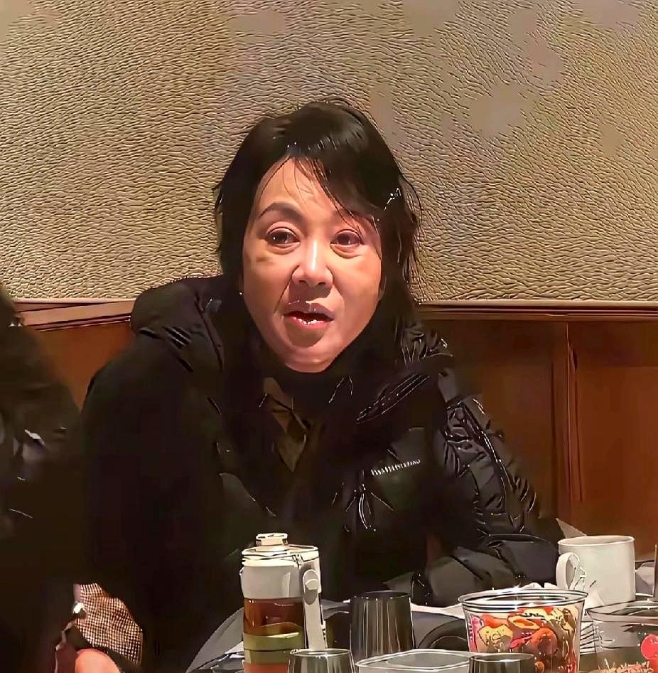 看到闫妮没打光没化妆的样子，有人愣神——这是她吗？没了舞台滤镜，卸了浓妆，就