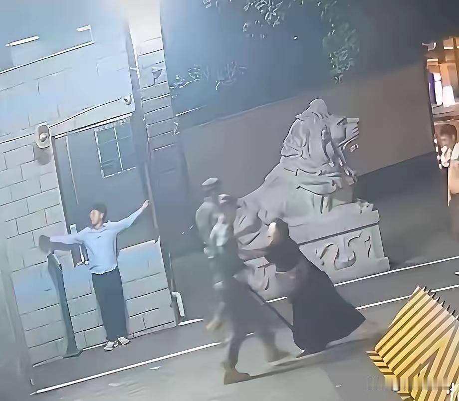 为什么要让求救者举起双手？2025年5月10日凌晨零点刚过不久，四川成都街头上演