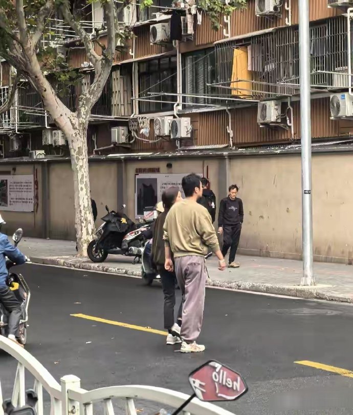 网友上海水城路偶遇黄晓明送孩子上学，俩人穿着朴素接地气​​​