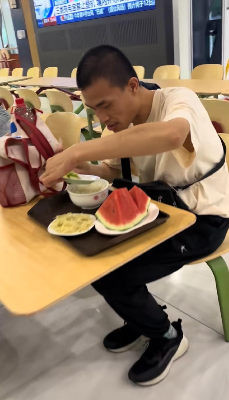 韦东奕吃饭老一套，一份米饭，没有一丁肉，寡淡素菜土豆丝、白菜，好几块西瓜！桌子上