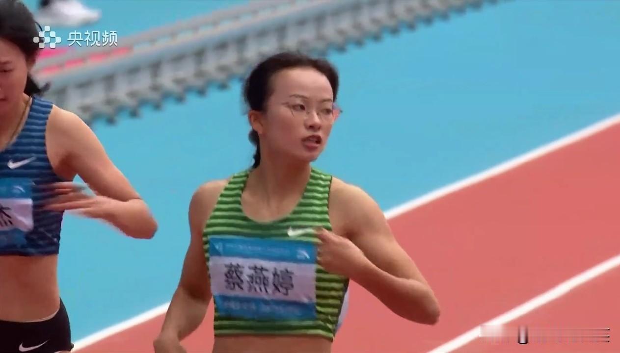 全运会-女子200米半决赛，“小孩姐”陈妤颉小组第二晋级，蔡燕婷复赛第一名。