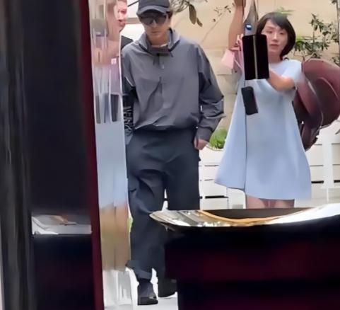 43岁胡歌当初娶“平平无奇”的黄曦宁时，多少人不看好？如今她却逆袭成大众夸