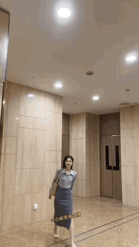 好漂亮的姐姐，摘下眼镜更好看，特别有气质，一脸旺夫相