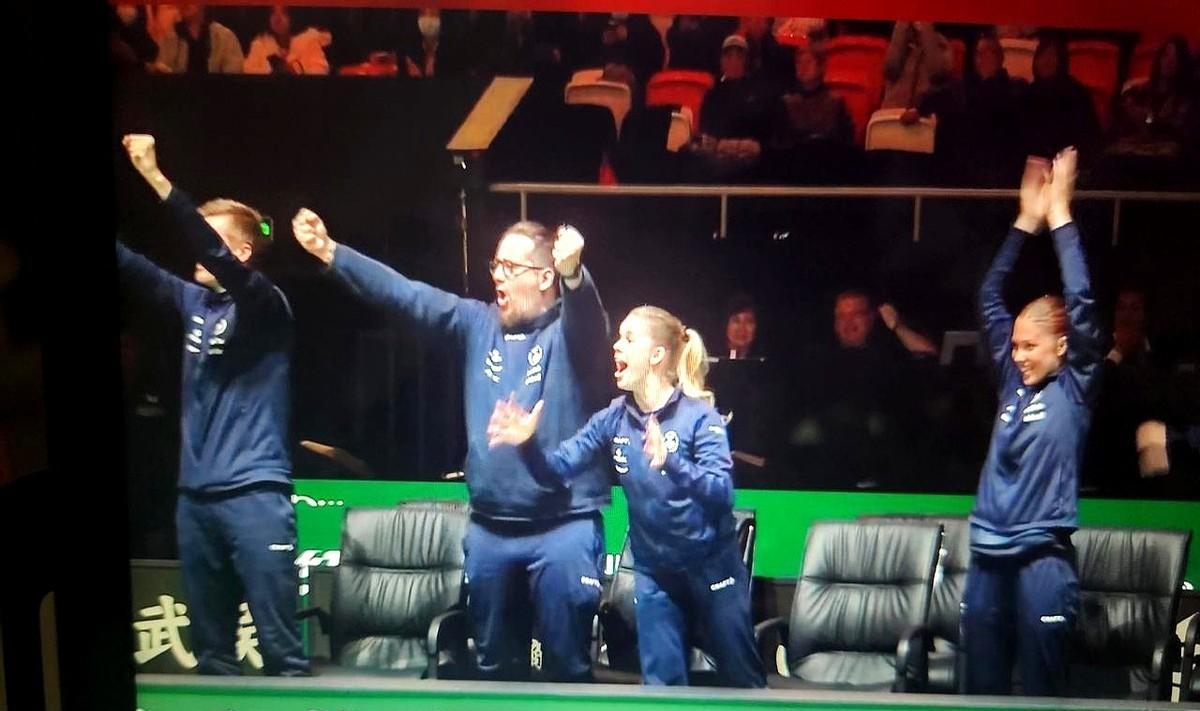 打了快三小时。球台像条被揉搓的毛巾。德国8:5赢了。邱党和安东你来我往，像