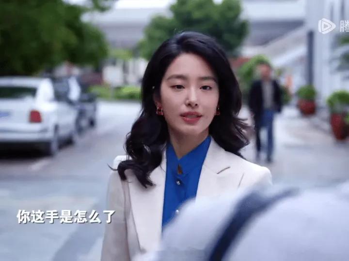 《淬火年代》宋运辉听了柳钧手指头的事后人在厨房忙活的他，赶紧出来第一句话就是“