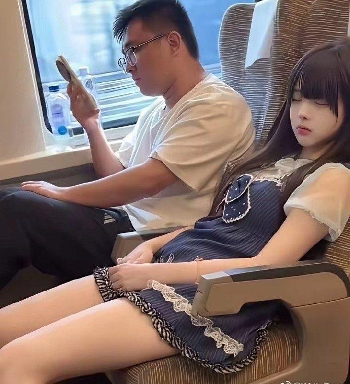 高铁上遇到清晰的一幕这女生是瓷娃娃吗？旁边这位大哥，淡定十足硬是一眼没看，内