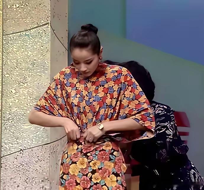 瞿颖第一次上春晚，穿的居然不是成衣，而是三块布料！