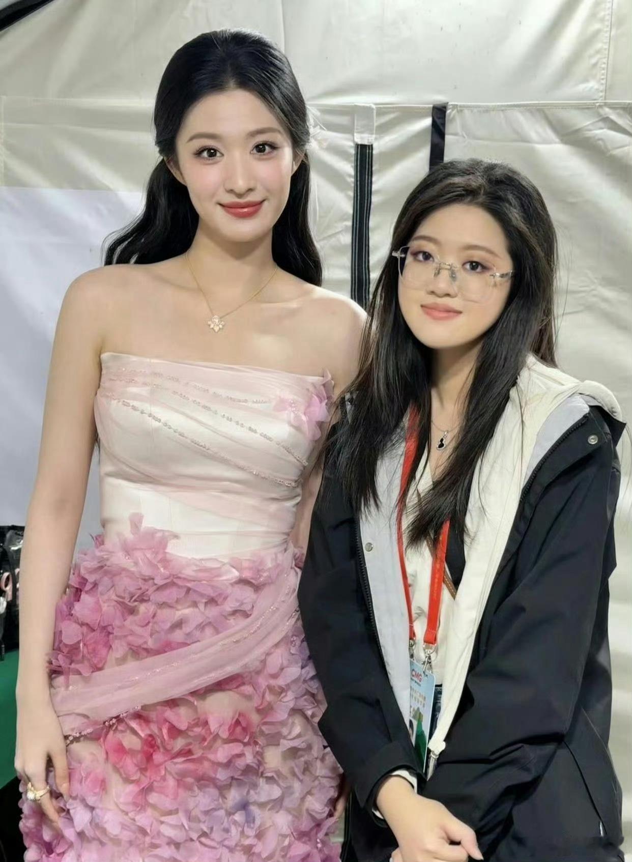 说王楚然很大只也没错，但看这骨骼加五官也是个大美女啊​​​