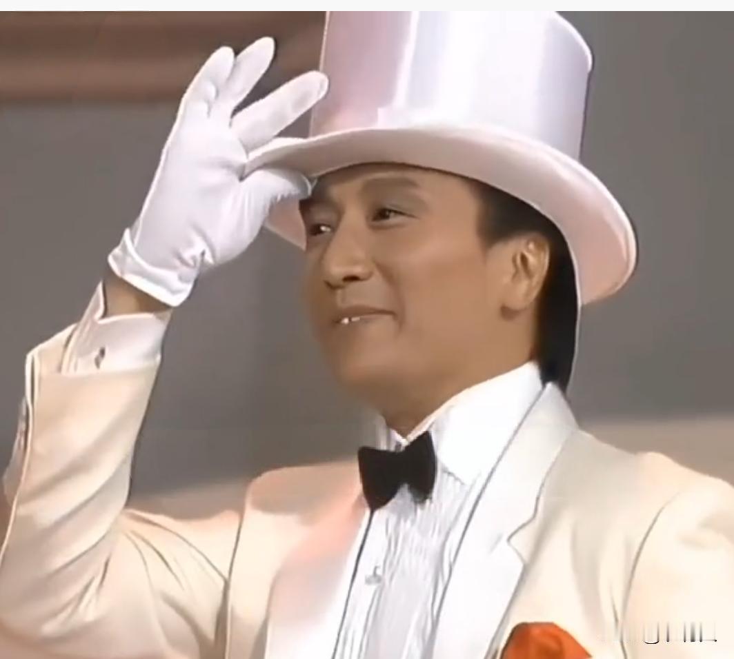 80年代，谢贤和郑少秋同为TVB顶流老牌男演员。两人气场出众，特意安排两人同台走