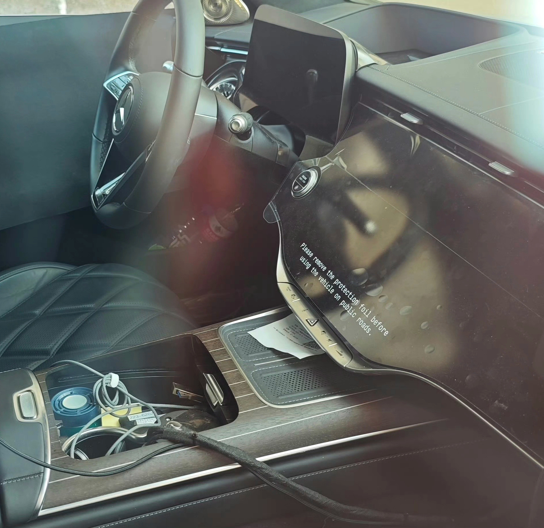 中期改款迈巴赫S级内饰谍照相比EQS，中控屏下方增加了一排实体按键，而且还有两个