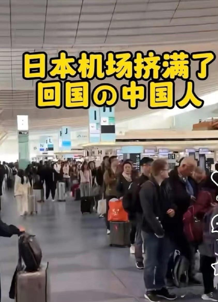 一觉醒来，烟草公司有点笑不出了。店里那些十块出头的烟，价格牌悄悄换了一茬。