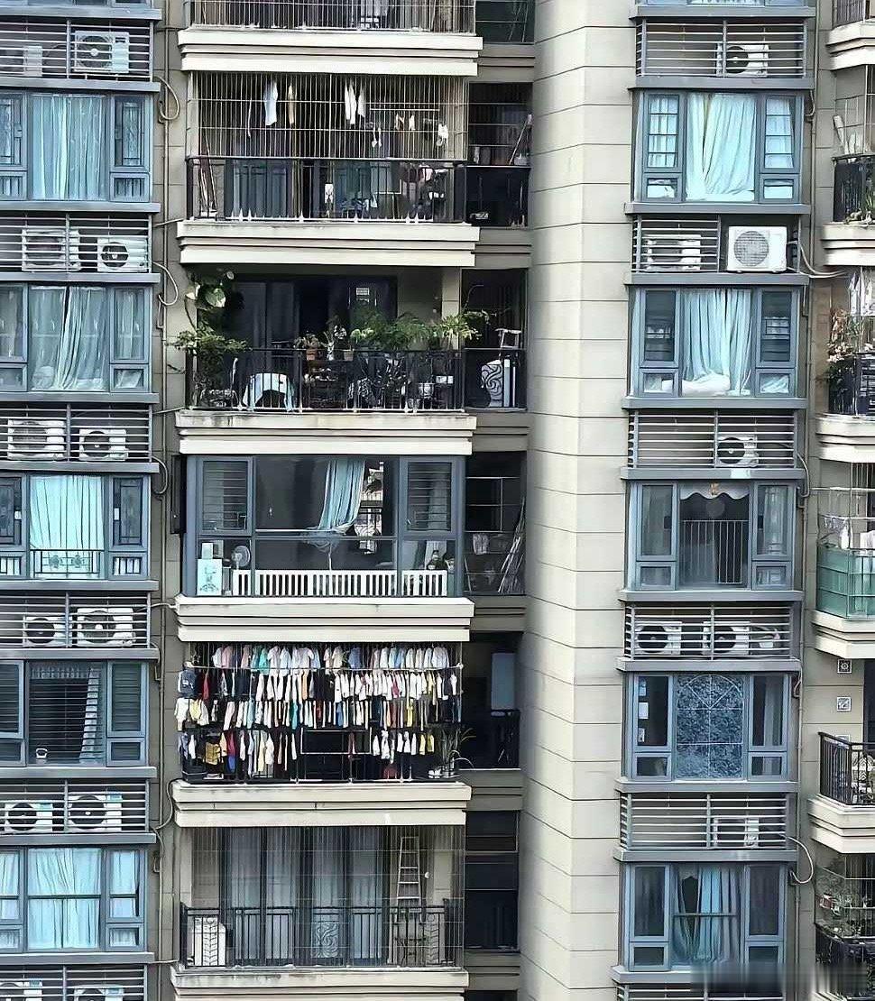 今天早上打开窗户一看吓一跳，对面的阳台上挂满了衣服