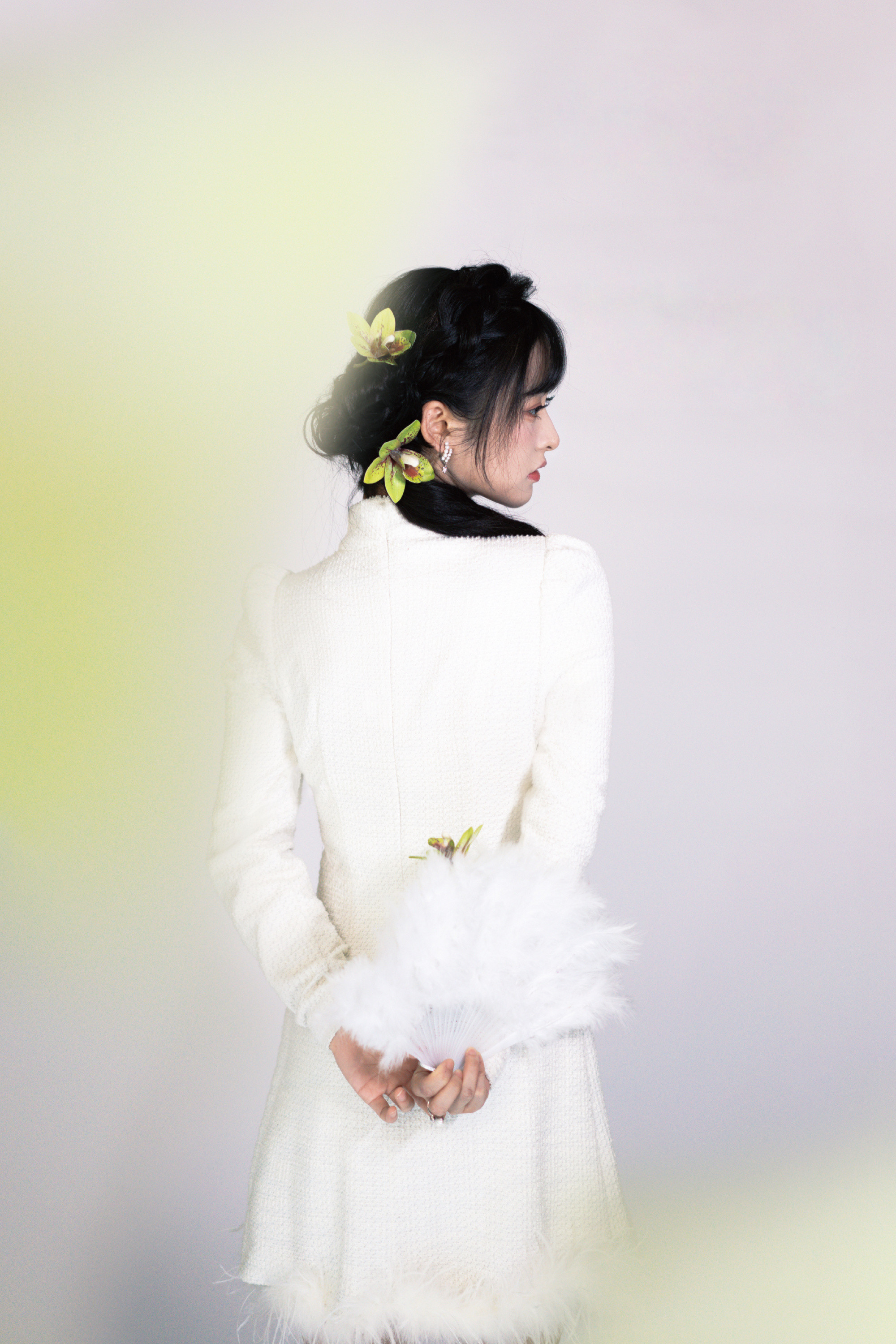 沈月甜美穿搭：白衣胜雪，温柔澄澈​​​