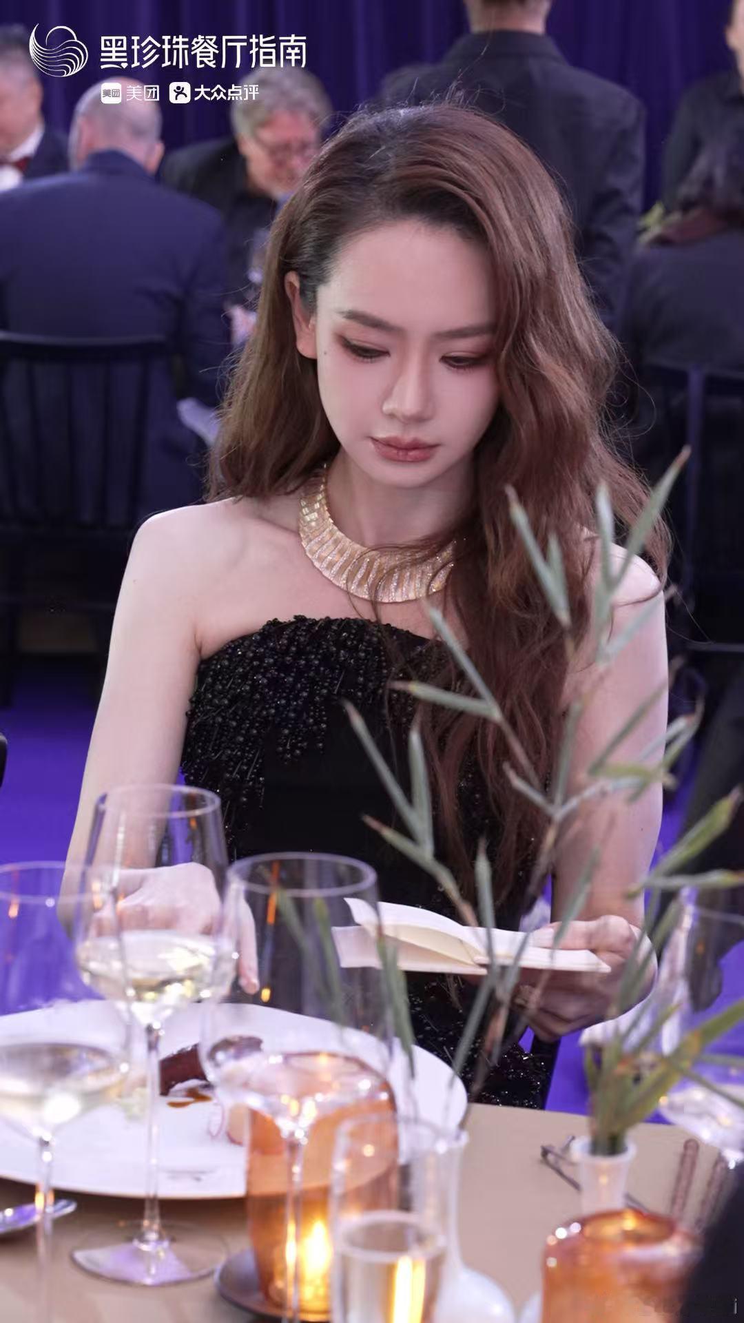戚薇在戛纳好松弛戚薇亮相戛纳状态松弛又自在，从容优雅氛围感拉满！在地中海畔享用黑
