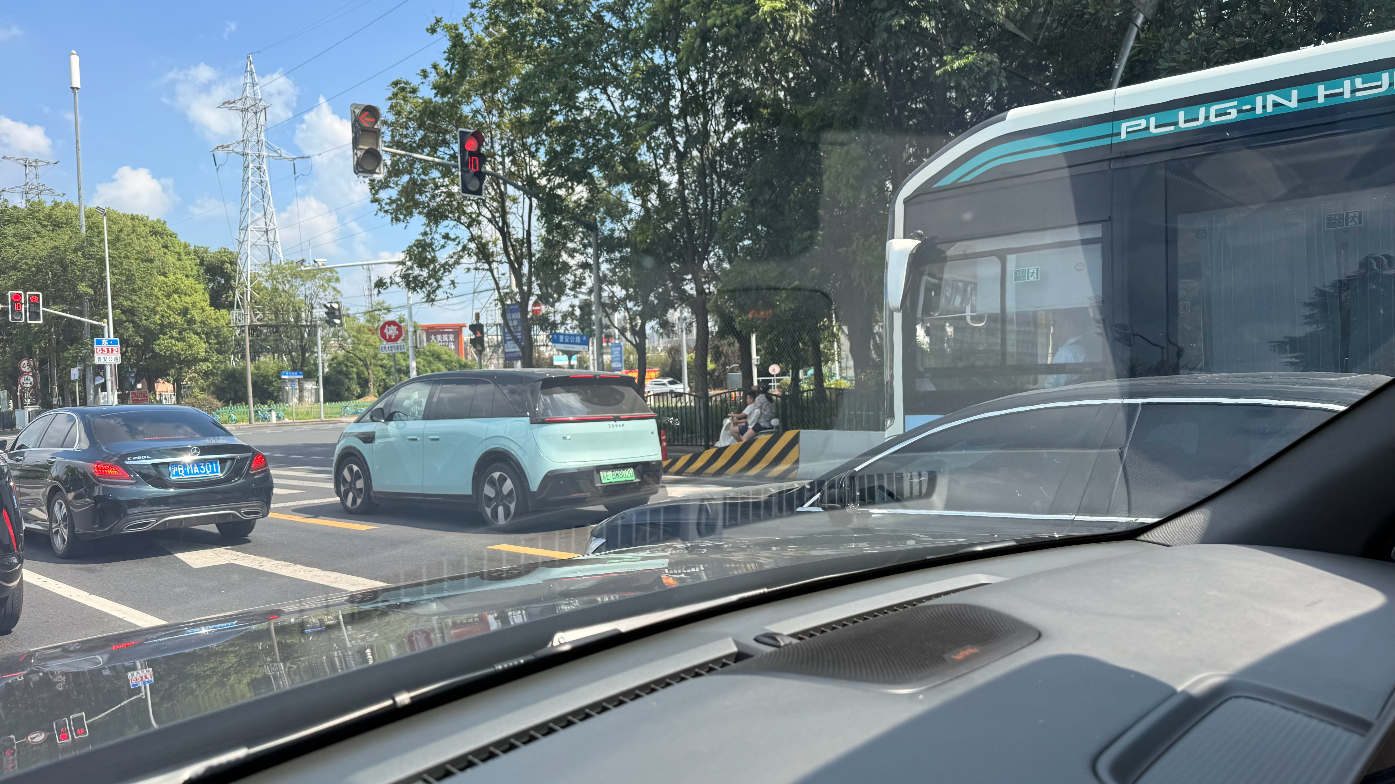果然是公交车道有两台巴士🚌大v聊车极氪