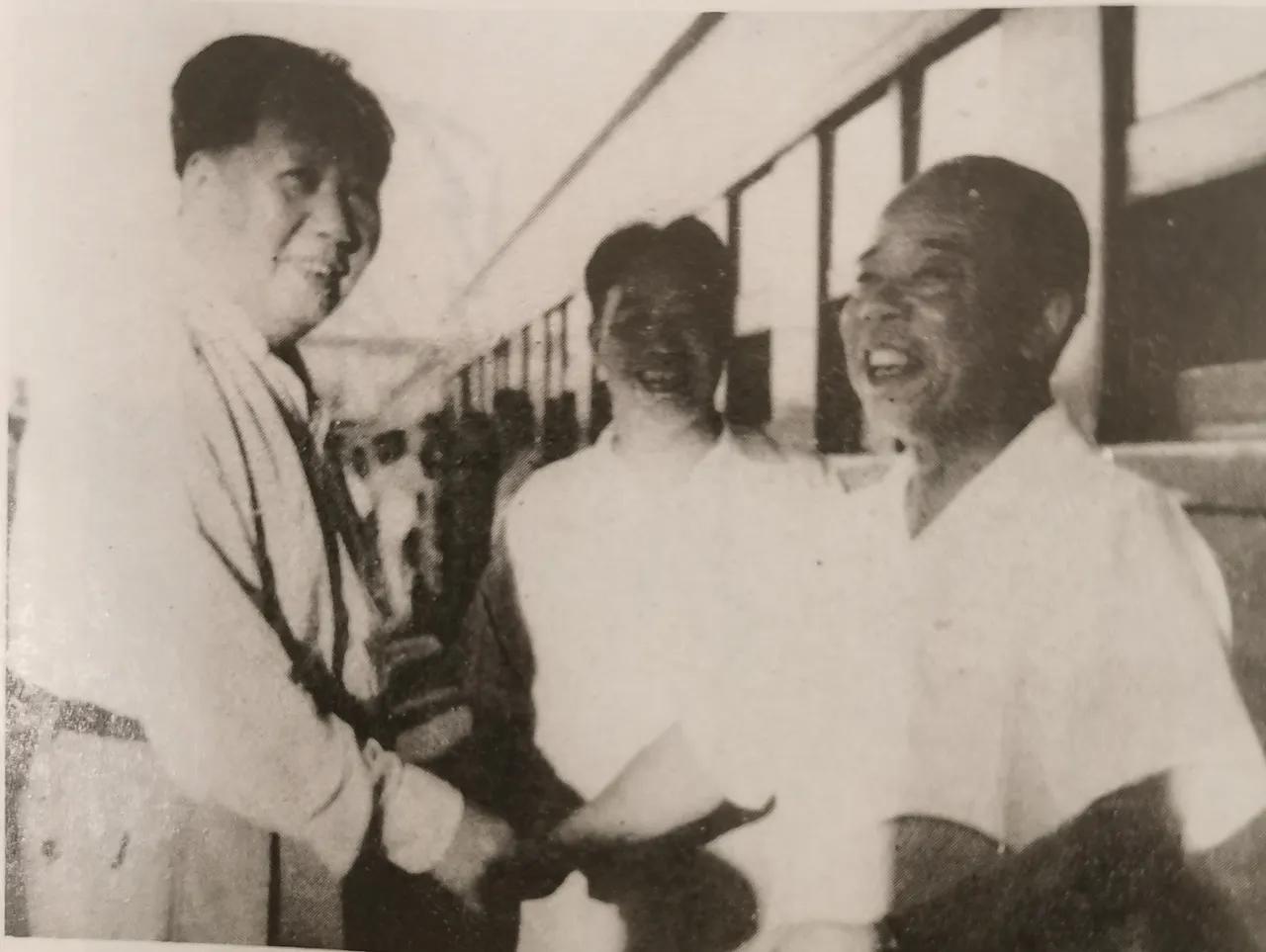 1959年，毛主席在罗瑞卿陪同下，去江西庐山。途中有段小插曲。专列在湖南途中临