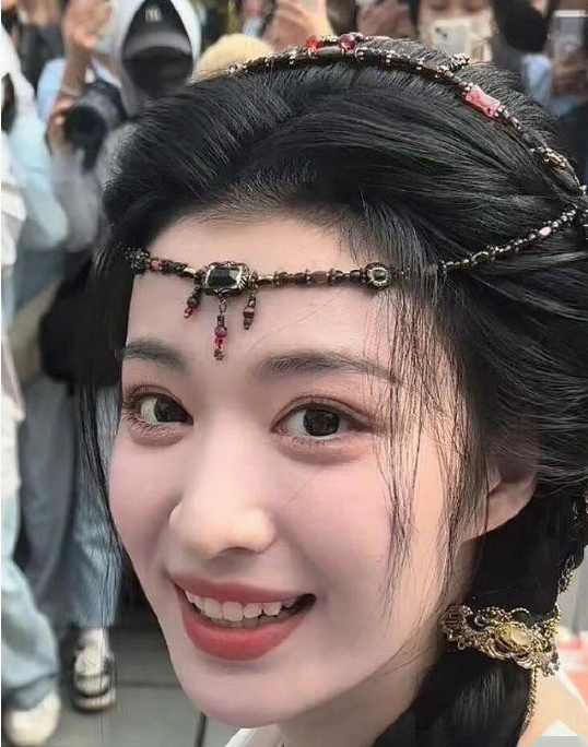 王楚然颜值绝了，五官精致气质出众，超亮眼。​​​