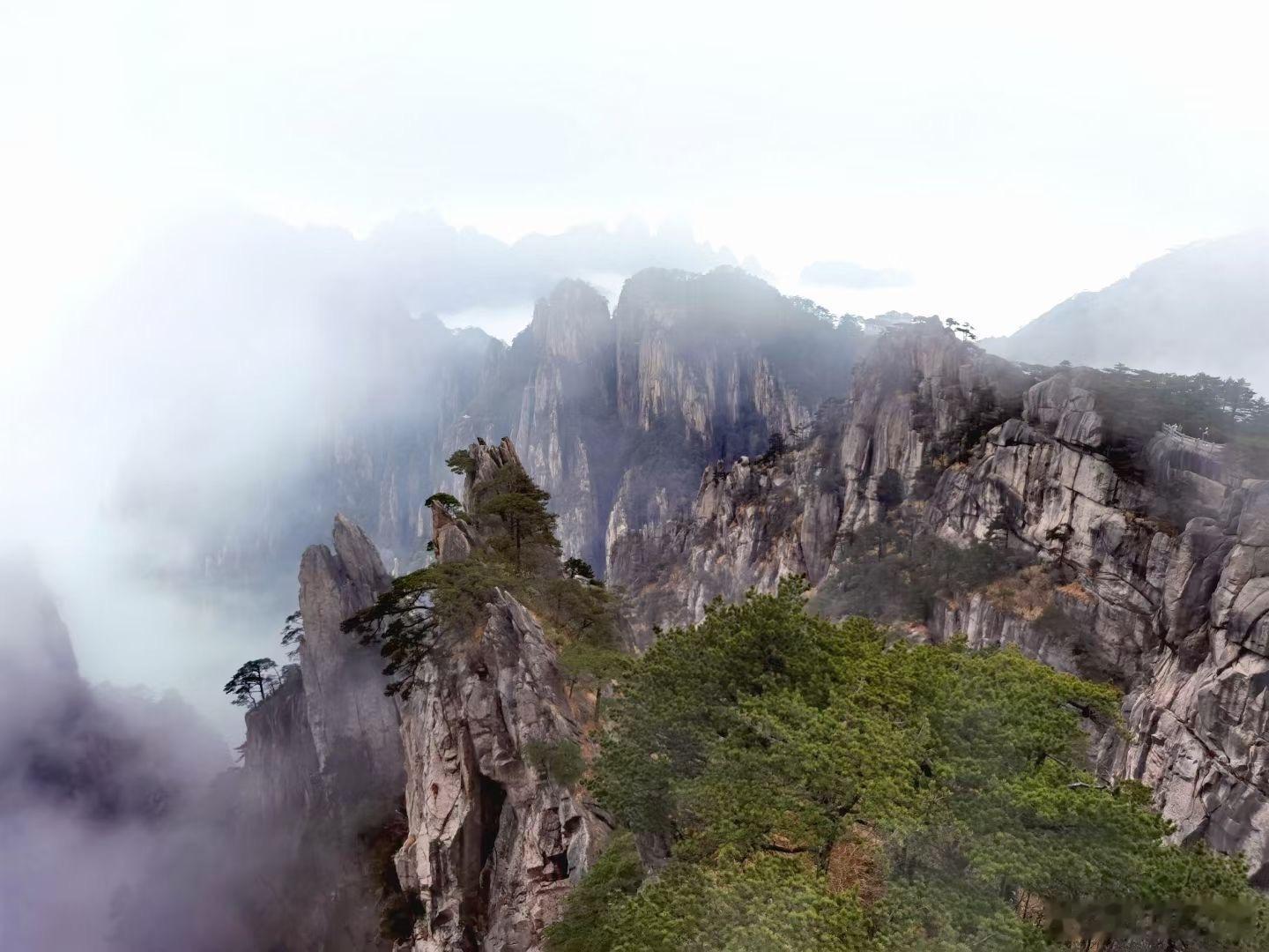 年度旅行记忆黄山之峰，峻峭入云，似剑指苍穹，欲破九霄之虚。而云雾者，乃山之灵