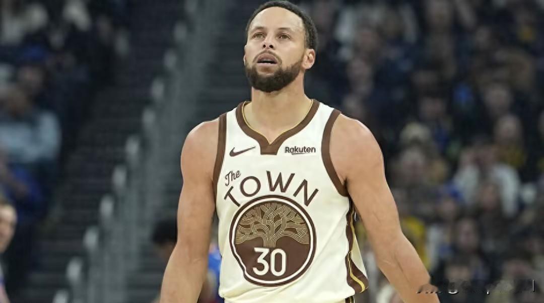 勇士主帅科尔在接受采访时表示，库里对自己目前的伤病感到沮丧。科尔表示：“他（