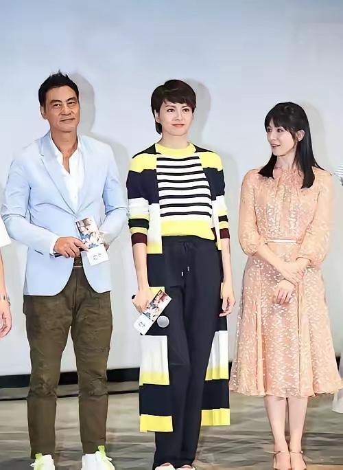 以高妹著称的梁咏琪在男演员任达华身边也是稍微矮一点，这说明70岁的任达华这个