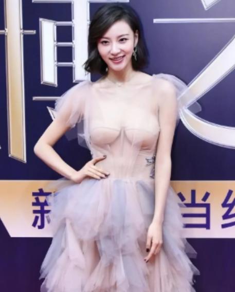 有个很奇怪的事情女人的胸部是隐私部位，陌生人看不得，更摸不得，那不是应该好好的