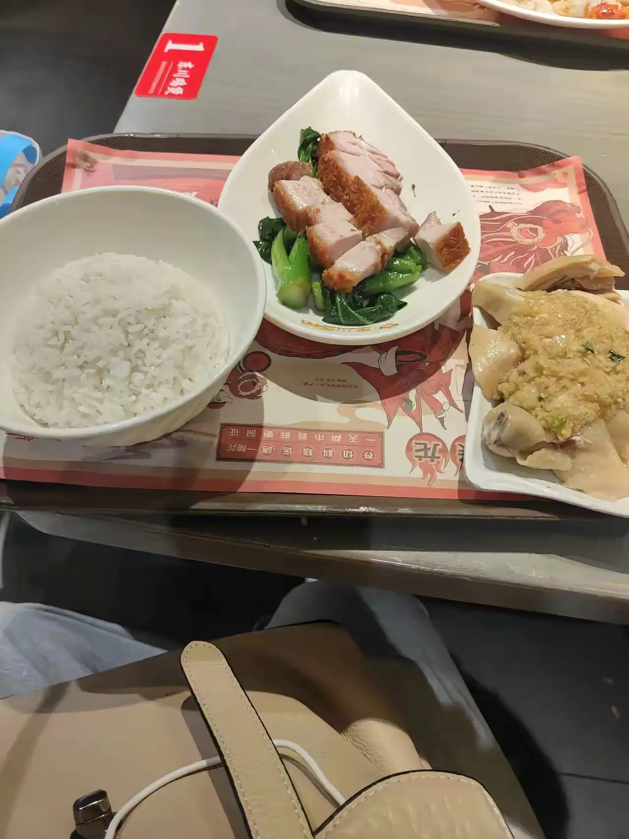 这份快餐在广州市区里卖18元，贵吗？可以免费加饭的。